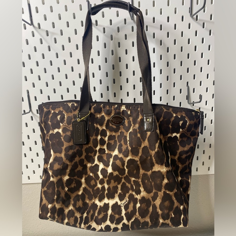 Authentic Cheetah/Leopard Coach tote/Shoulder bag W/Detachable Makeup Bag - Picture 2 of 15